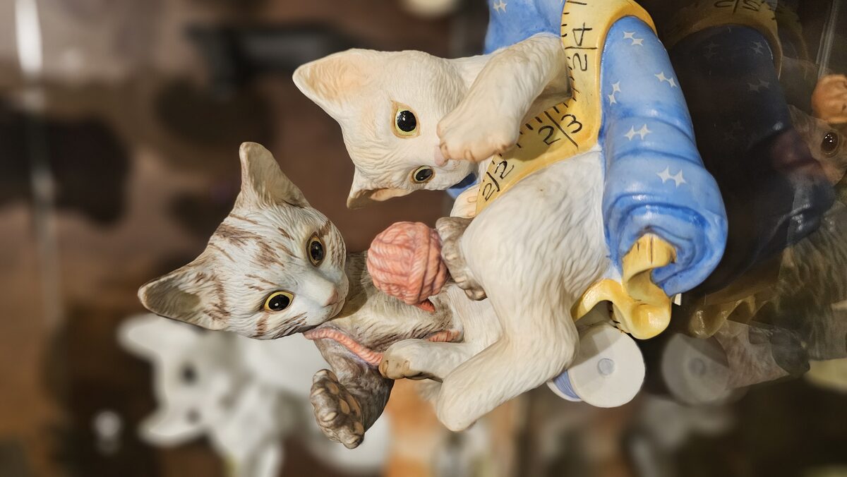 兩隻小貓的陶瓷作品