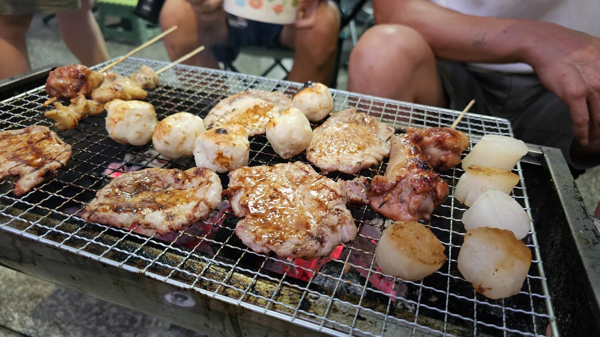 鐵網上的扇貝與肉