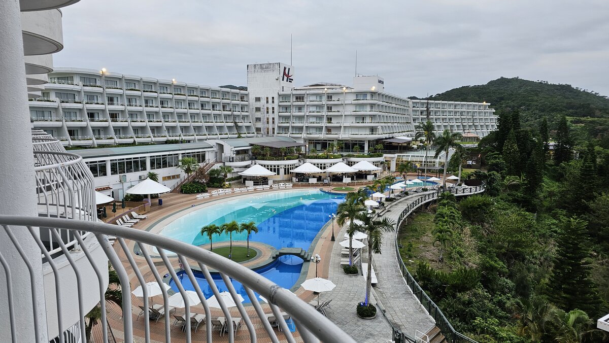 飯店陽台俯瞰泳池