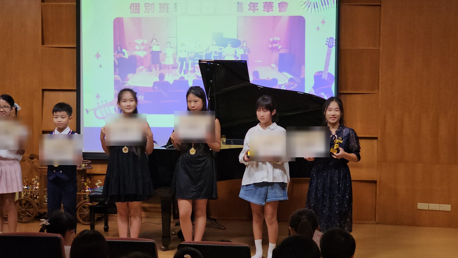 台上合影與證書